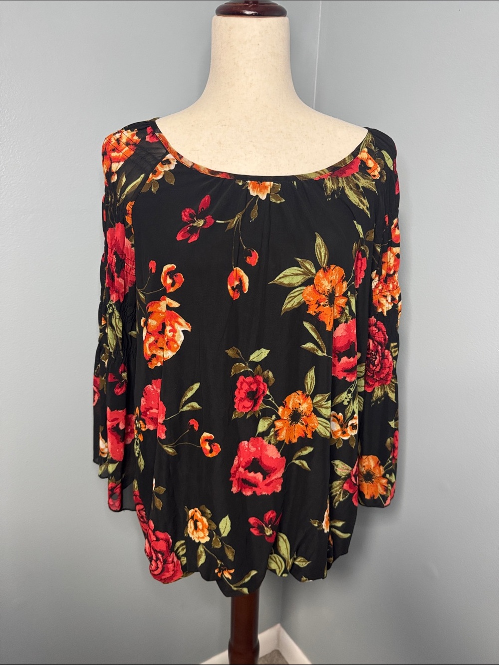 Ember Women’s Black/Red Floral Bell Sleeve Lined Blouse Sz L